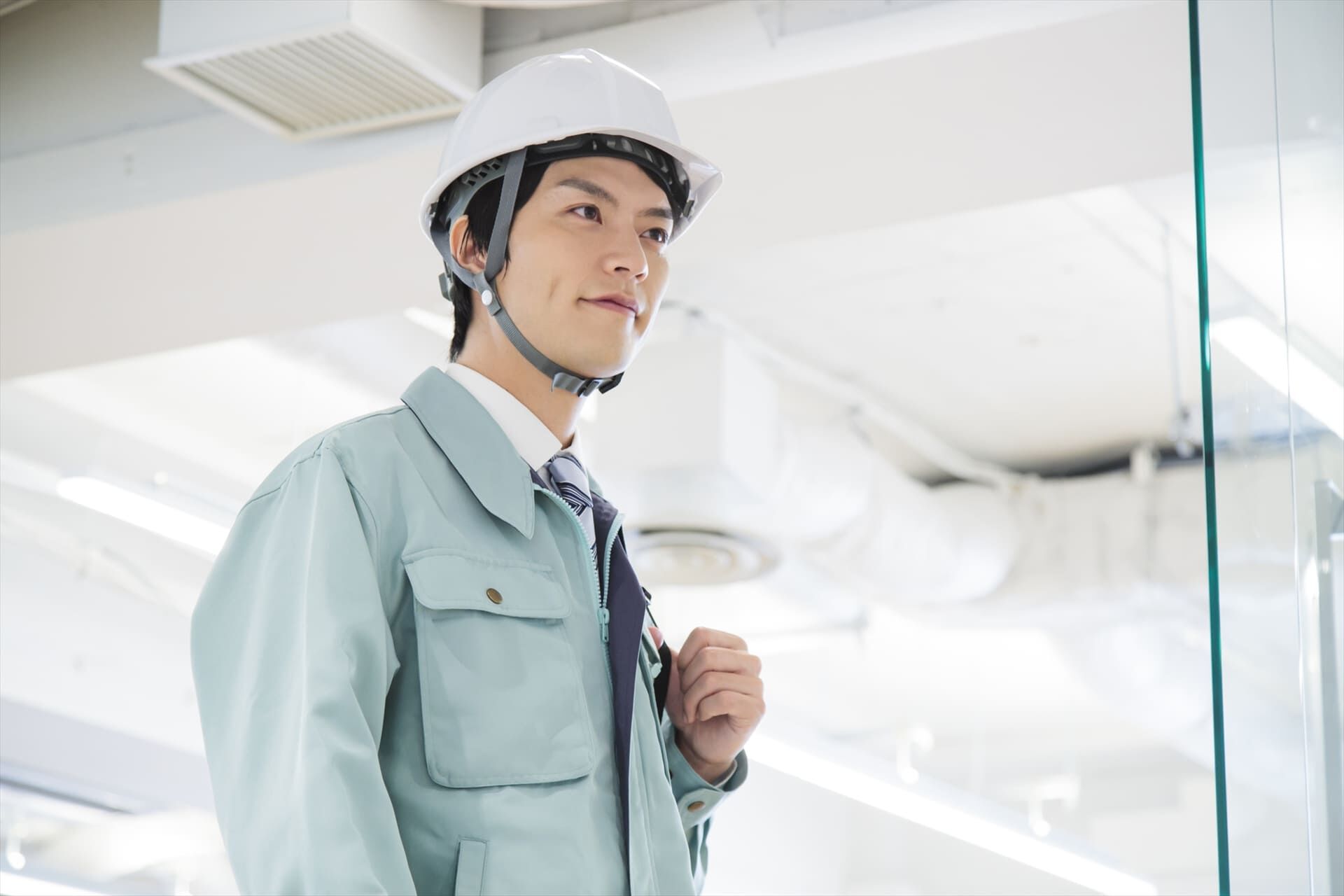 作業着の男性社員 (1)