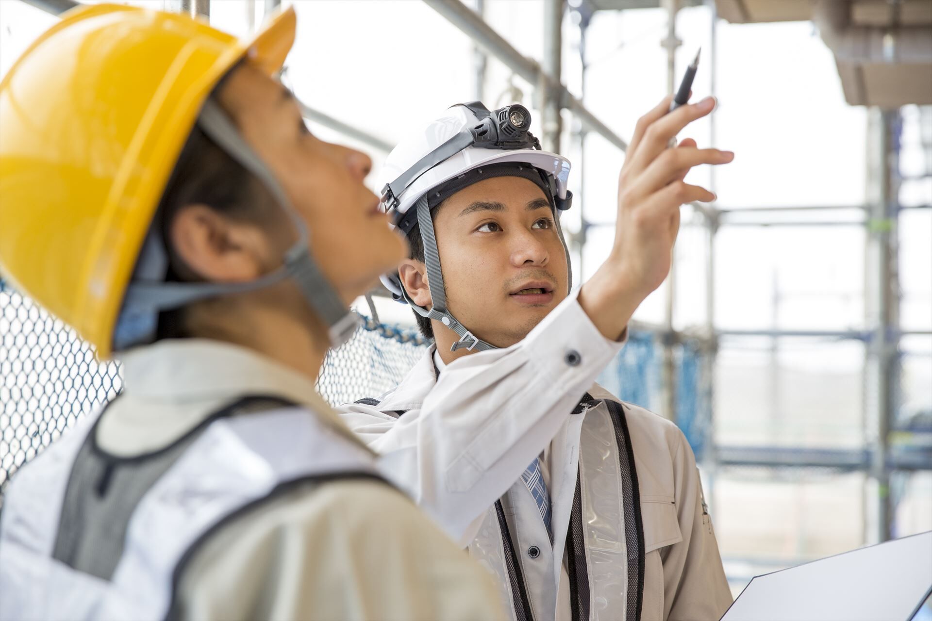 外壁をチェックするスタッフ